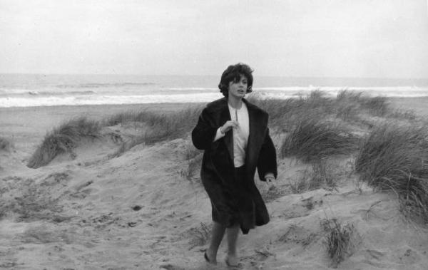 Fotografia del film "I delfini" - Regia Francesco Maselli 1960 - L'attrice Anna Maria Ferrero corre su una spiaggia.