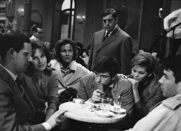 Fotografia del film "I delfini" - Regia Francesco Maselli 1960 - Gli attori Gérard Blain, Enzo Garinei, Antonella Lualdi, Tomas Milian, Claudia Cardinale, Betsy Blair in un bar.