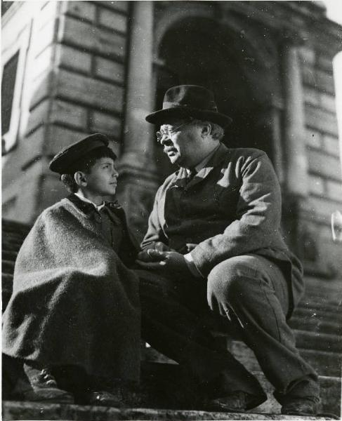 Scena del film "Il delitto di Giovanni Episcopo" - Regia Alberto Lattuada, 1947 - Aldo Fabrizi e il figlio, nella vita e nel film, Amedeo seduti su una scalinata si guardano negli occhi.