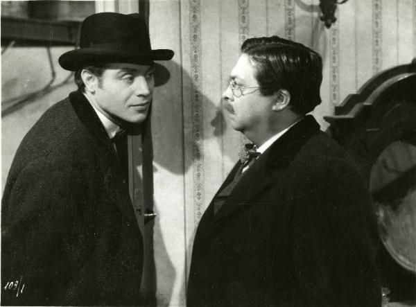 Scena del film "Il delitto di Giovanni Episcopo" - Regia Alberto Lattuada, 1947 - Roldano Lupi, appoggiato allo stipite di una porta, parla con Aldo Fabrizi.