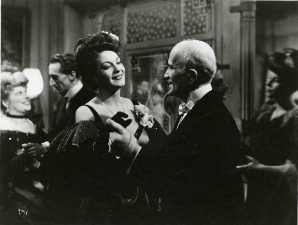 Scena del film "Il delitto di Giovanni Episcopo" - Regia Alberto Lattuada, 1947 - Ad un ricevimento elegante, Yvonne Sanson balla con Marco Tulli e gli sorride. Attorno alla coppia, altri invitati.