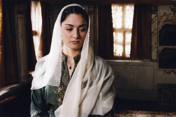 Scena del film "Dervis - Il derviscio" - Regia Alberto Rondalli, 2001 - Mezza figura di Basak Köklükaya, indossa un chador aperto sul viso lasciandolo scoperto.