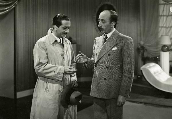Scena del film "Il destino in tasca" - Regia Gennaro Righelli, 1938 - Claudio Ermelli porge delle chiavi a Enrico Viarisio.