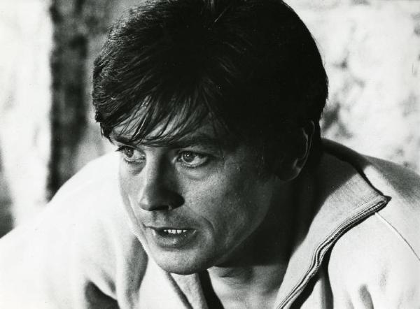 Scena del film "Diabolicamente tua" - Regia Julien Duvivier, 1968 - Primo piano di tre quarti di Alain Delon.