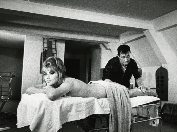 Scena del film "Diabolicamente tua" - Regia Julien Duvivier, 1968 - Senta Berger distesa prona su un lettino, viene massaggiata ai polpacci da Peter Mosbacher.