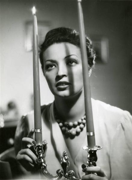 Scena del film "Diamanti" - Regia Corrado D'Errico, 1939 - Doris Duranti dietro un candelabro.