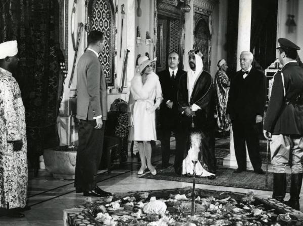 Scena del film "Diamanti che scottano" (L'uomo del colpo perfetto) - Regia Aldo Florio, 1967 - Alida Chelli con uno sceicco durante un ricevimento.