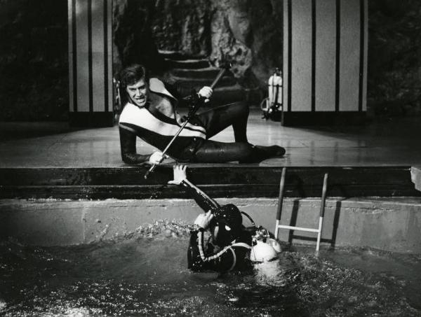 Scena del film "Diamanti che scottano" (L'uomo del colpo perfetto) - Regia Aldo Florio, 1967 - Combattimento in piscina tra due uomini in muta da sub.