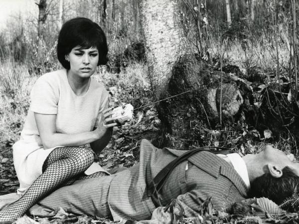 Scena del film "Diamanti che scottano" (L'uomo del colpo perfetto) - Regia Aldo Florio, 1967 - Totale: Diana Lorys tiene in mano una radiotrasmittente; a terra un uomo privo di sensi.