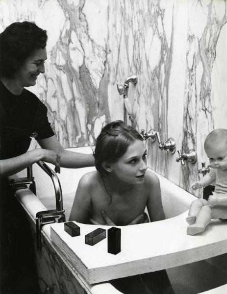 Scena del film "Diario di una schizofrenica" - Regia Nelo Risi, 1968 - Margarita Lozano lava la schiena di Ghislaine D'Orsay seduta in una vasca da bagno.