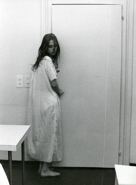 Scena del film "Diario di una schizofrenica" - Regia Nelo Risi, 1968 - Ghislaine D'Orsay, in camicia da notte, chiude una porta.