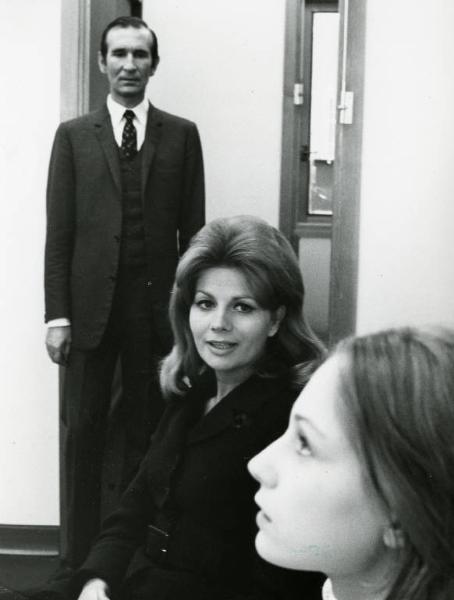 Scena del film "Diario di una schizofrenica" - Regia Nelo Risi, 1968 - Umberto Raho, in piedi sullo sfondo, guarda Marija Tocinowsky e Ghislaine D'Orsay, sedute l'una accanto all'altra.