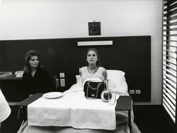 Scena del film "Diario di una schizofrenica" - Regia Nelo Risi, 1968 - Ghislaine D'Orsay, seduta sul letto con un vassoio da letto. Alla sua destra è seduta Marija Tocinowsky.