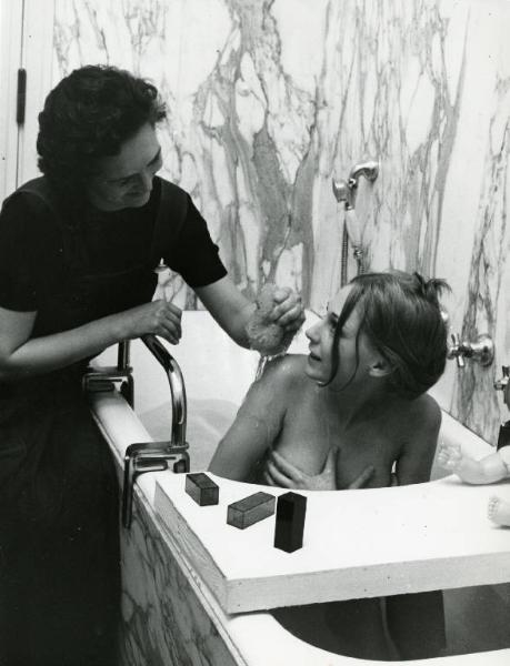 Scena del film "Diario di una schizofrenica" - Regia Nelo Risi, 1968 - Margarita Lozano strizza una spugna sulla schiena di Ghislaine D'Orsay che si copre il seno seduta in una vasca da bagno.