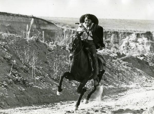 Scena del film "10.000 dollari per un massacro" - Regia Romolo Girolami, 1967 - Campo medio di Claudio Camaso, in sella a un cavallo al galoppo, nel deserto.