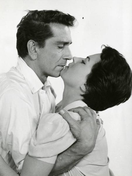 Scena del film "La diga sul Pacifico" - Regia René Clément, 1957 - Mezza figura di profilo di Richard Conte e Silvana Mangano abbracciati, con i menti appoggiati l'uno all'altro.