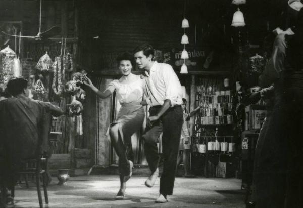 Scena del film "La diga sul Pacifico" - Regia René Clément, 1957 - Campo medio di Silvana Mangano e Anthony Perkins mentre ballano in un locale. Sulla sinistra, un uomo seduto, li guarda. Sullo sfondo e a destra, attori non identificati.