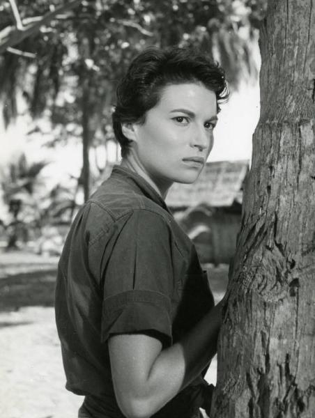 Scena del film "La diga sul Pacifico" - Regia René Clément, 1957 - Mezza figura di Silvana Mangano in piedi accanto a un albero su cui appoggia una mano.