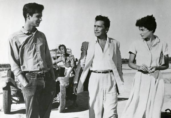 Scena del film "La diga sul Pacifico" - Regia René Clément, 1957 - Da sinistra verso destra Anthony Perkins, Richard Conte e Silvana Mangano. Sullo sfondo, Shu Shia Chuan accanto a una jeep, su cui si appoggia con le mani.