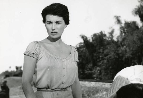 Scena del film "La diga sul Pacifico" - Regia René Clément, 1957 - Mezza figura di Silvana Mangano con espressione corrucciata.