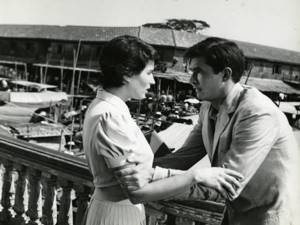 Scena del film "La diga sul Pacifico" - Regia René Clément, 1957 - Silvana Mangano e Anthony Perkins, su una terrazza, si guardano negli occhi tenendosi per le braccia.