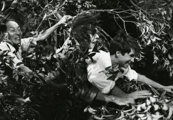 Scena del film "La diga sul Pacifico" - Regia René Clément, 1957 - Shu Shia Chuan, Jo Van Fleet e Anthony Perkins attraversano a fatica la folta vegetazione.