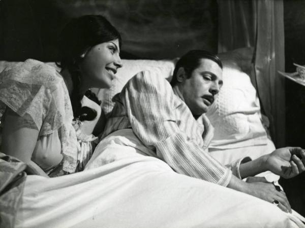 Scena del film "Divorzio all'italiana" - Regia Pietro Germi, 1961 - Marcello Mastroianni, a letto, con Daniela Rocca. L'attrice si sporge sorridendo verso di lui che, invece, si ritrae.