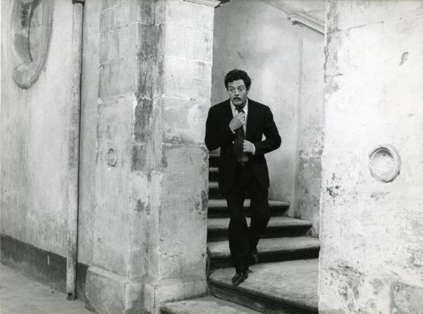 Scena del film "Divorzio all'italiana" - Regia Pietro Germi, 1961 - Marcello Mastroianni scende le scale aggiustandosi la cravatta.