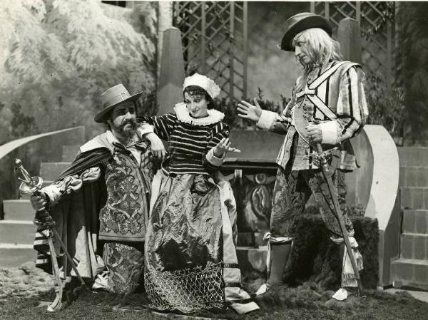 Sul palco dello spettacolo teatrale "La dodicesima notte" - Regia Renato Castellani, 1957 - A sinistra, Glauco Mauri, con Rina Morelli seduta sul suo ginocchio, a destra, Paolo Stoppa.