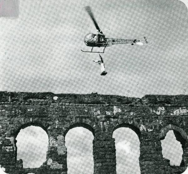 Scena del film "La dolce vita" - Regia Federico Fellini, 1960 - Totale dell'elicottero che trasporta, sospesa a fili, la statua di Cristo benedicente.