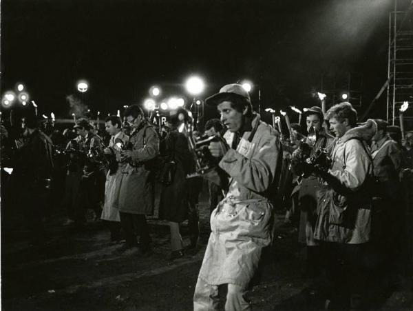 Scena del film "La dolce vita" - Regia Federico Fellini, 1960 - Totale di un folto gruppo di fotografi che si prepara allo scatto. Sulla destra, Walter Santesso.