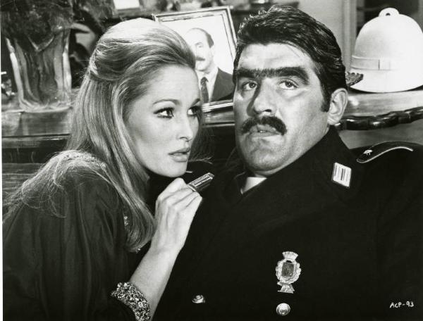 Scena del film "Le dolci signore" - Regia Luigi Zampa, 1967 - Primo piano di Ursula Andress e Mario Adorf in divisa da carabiniere.