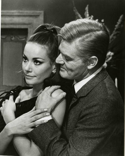 Scena del film "Le dolci signore" - Regia Luigi Zampa, 1967 - Primo piano di Marco Guglielmi che abbraccia da dietro Claudine Auger.