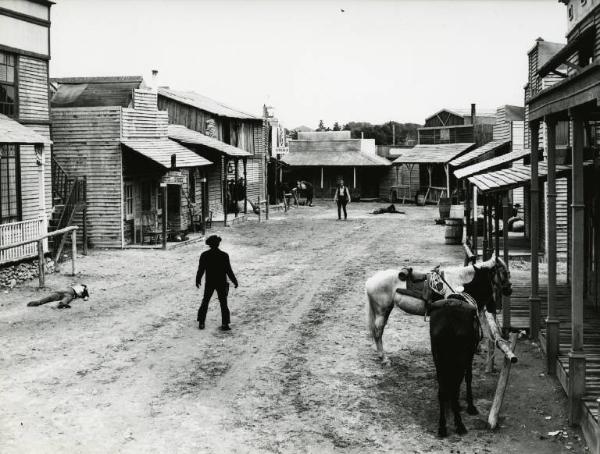 Scena del film "Un dollaro di fuoco" - Regia Nick Nostro, 1966 - Totale. Due cowboys uno di fronte all'altro si preparano al duello.