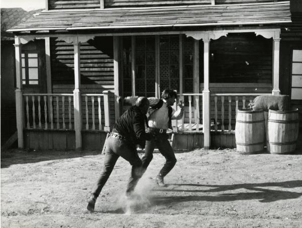 Scena del film "Un dollaro di fuoco" - Regia Nick Nostro, 1966 - Totale. Due cowboys in una scazzottata.