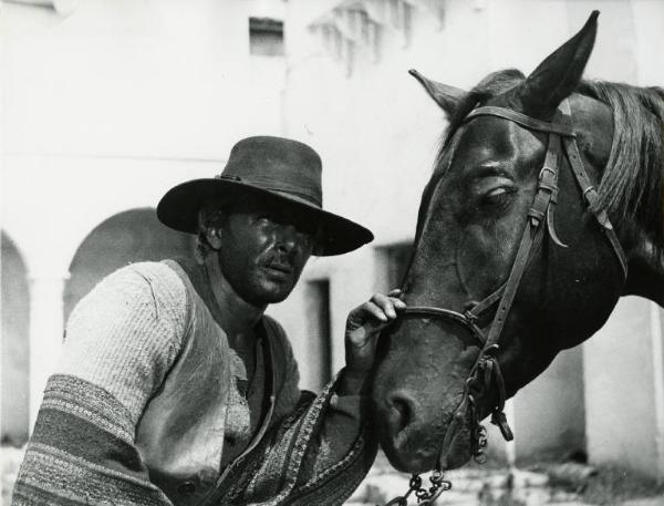 Scena del film "Un dollaro tra i denti" - Regia Luigi Vanzi, 1966 - Tony Anthony appoggia la mano sul muso di un cavallo.