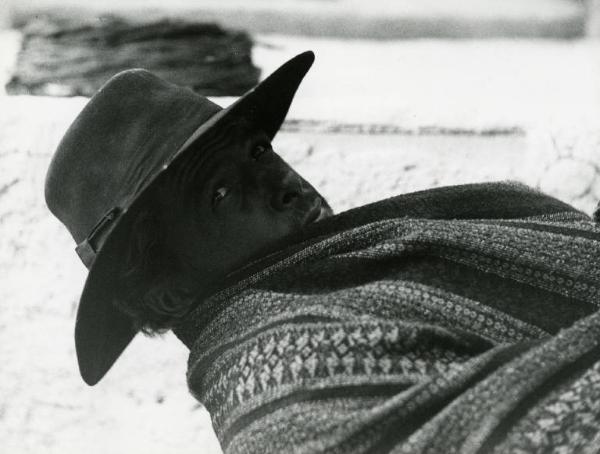 Scena del film "Un dollaro tra i denti" - Regia Luigi Vanzi, 1966 - Mezza figura di tre quarti di Tony Anthony. L'attore è sdraiato e solleva testa e spalle da terra.