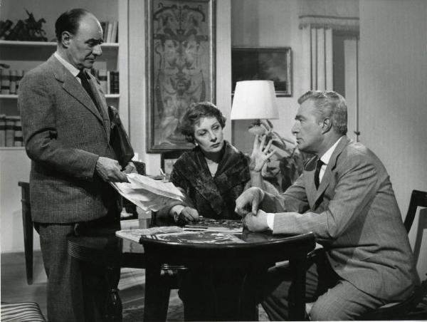 Scena del film "Domenica è sempre domenica" - Regia Camillo Mastrocinque, 1958 - Attorno a un tavolino rotondo, Virgilio Riento, in piedi, Andreina Pagnani e Vittorio De Sica, seduti.