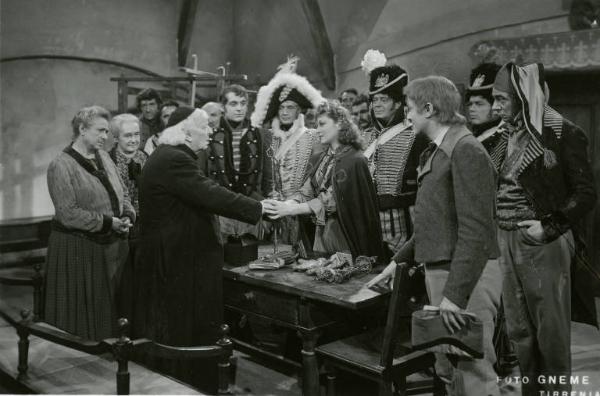 Scena del film "Don Buonaparte" - Regia Flavio Calzavara, 1941 - Totale. Ermete Zacconi stringe la mano a Oretta Fiume. Attorno a loro Ines Cristina Zacconi, Adele Garavaglia, Mino Doro, Guido Notari, Aldo Silvani e Osvaldo Valenti.