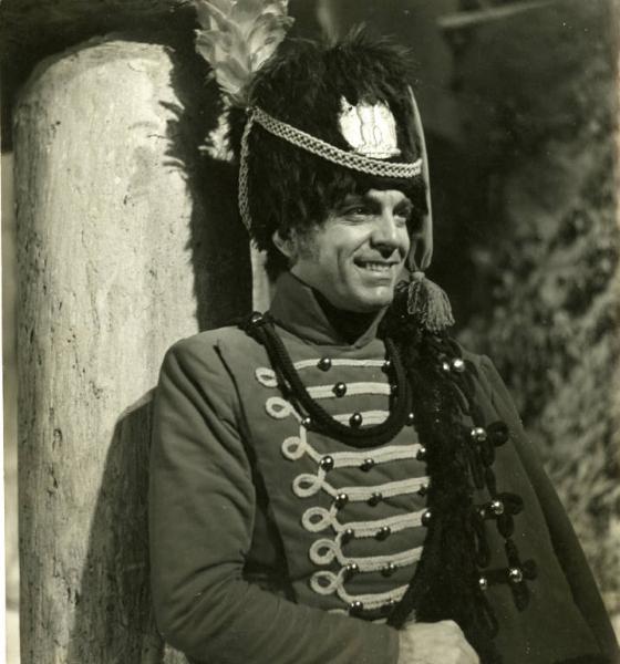 Scena del film "Don Buonaparte" - Regia Flavio Calzavara, 1941 - Mezza figura di tre quarti di Mino Doro in alta uniforme.