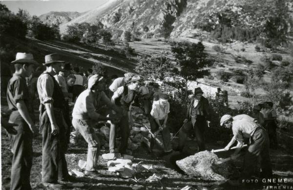 Scena del film "Don Buonaparte" - Regia Flavio Calzavara, 1941 - Totale. Aldo Silvani, a destra, indica a un gruppo di lavoratori il punto in cui scavare.