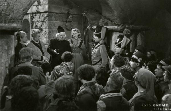 Scena del film "Don Buonaparte" - Regia Flavio Calzavara, 1941 - Al centro, Ermete Zacconi parla a una piccola folla. A sinistra, Osvaldo Valenti, di spalle, Ines Cristina Zacconi e Adele Garavaglia. A destra, Oretta Fiume e Mino Doro.