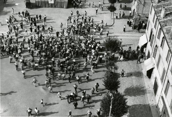 Scena del film "Don Camillo" - Regia Julien Duvivier, 1952 - Campo lungo, dall'alto, di una piazza piena di folla.