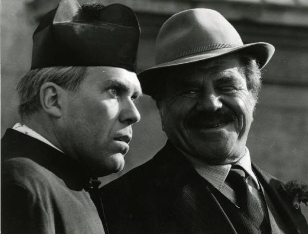 Scena del film "Don Camillo e i giovani d'oggi" - Regia Mario Camerini, 1972 - Primo piano di Gastone Moschin di profilo, e di Lionel Stander, frontale.