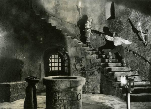 Scena del film "Don Cesare di Bazan" - Regia Riccardo Freda, 1942 - Totale. In un cortile interno di un castello, su una scalinata Enrico Glori, in alto, e Gino Cervi, si affrontano in un duello.