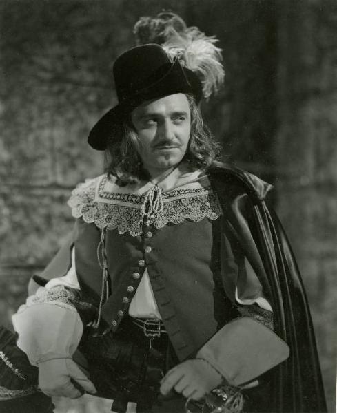 Scena del film "Don Cesare di Bazan" - Regia Riccardo Freda, 1942 - Mezza figura di Enrico Glori.