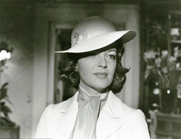 Scena del film "Una donna alla finestra" - Regia Pierre Granier-Deferre, 1977 - Primo piano frontale di Romy Schneider con cappello e foulard.