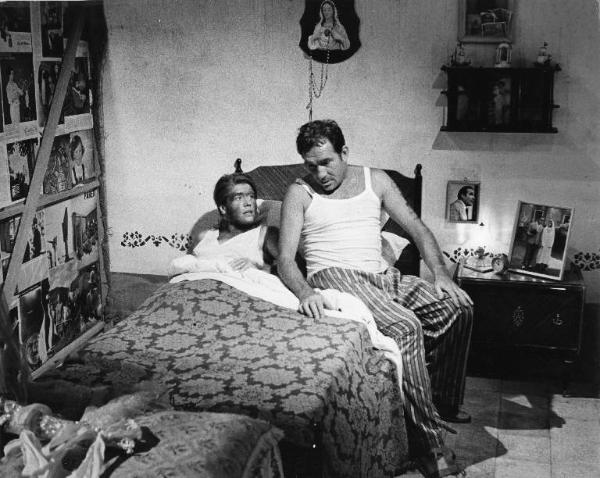 Scena del film "La donna scimmia" - Regia Marco Ferreri, 1964 - Annie Girardot, a letto sotto le coperte, parla a Ugo Tognazzi che è seduto sul bordo.