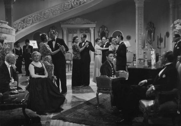 Scena del film "La donna senza nome" - Regia Camillo Mastrocinque, 1941 - Totale. Al centro della scena, Paola Barbara e Friedrich Benfer ballano a una festa. Attorno a loro, altri invitati.