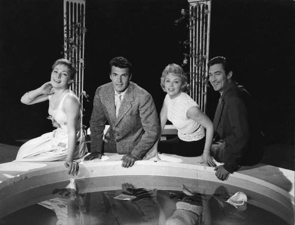 Sul set del film "Donne, amore e matrimoni" - Regia Roberto Bianchi Montero, 1956 - Da sinistra, Rosy Mazzacurati, Franco Silva, Ileana Lauro e Mirko Ellis seduti sul bordo di una piscina, nella quale si specchiano.